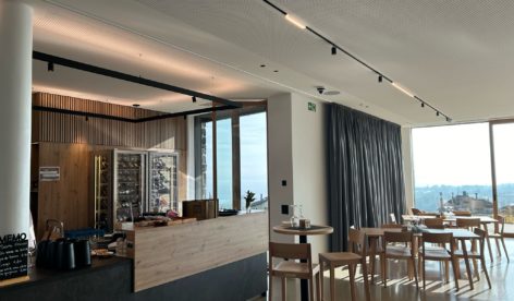 Maison des Vins: pose de plafonds acoustiques perforés